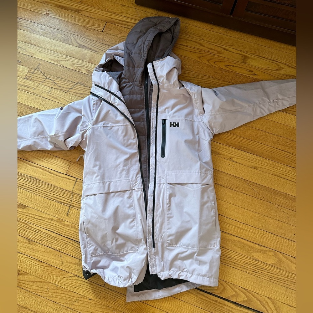 Women’s Helly Hansen ski/snowboarding jacket - barely worn. Removable lining.